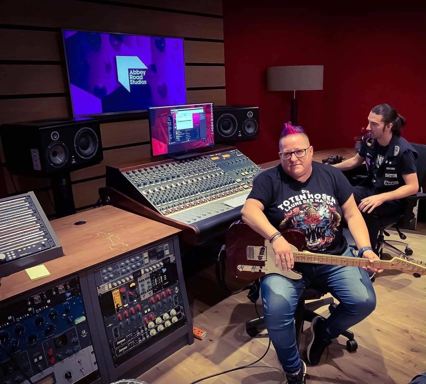Bodrogközy Rita az Abbey Road Studiosban, a Dirty Slippers stúdiómunkája alatt